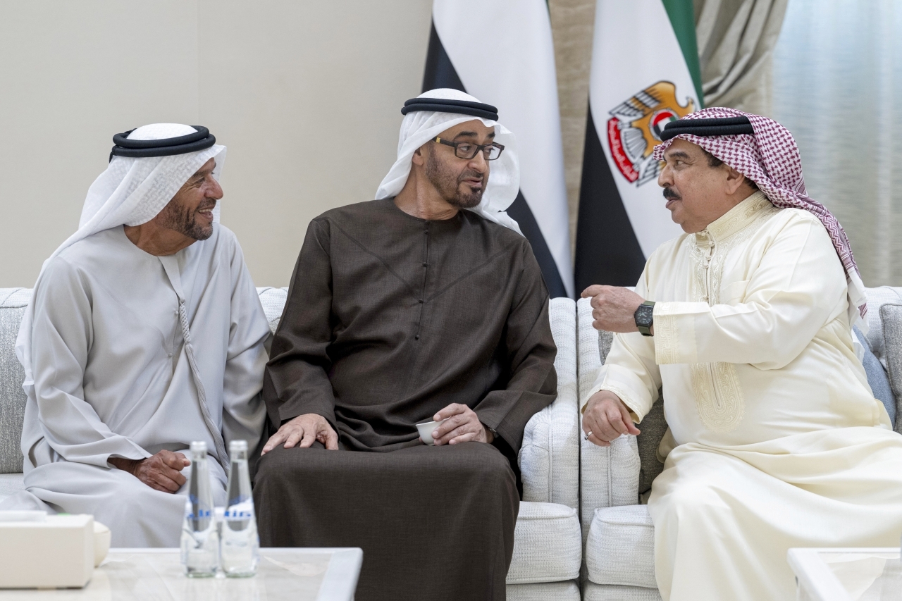 الصورة : رئيس الدولة يتقبل تعازي ملك البحرين بحضور سرور بن محمد | تصوير: عبد الله البدواوي وحمد الكعبي