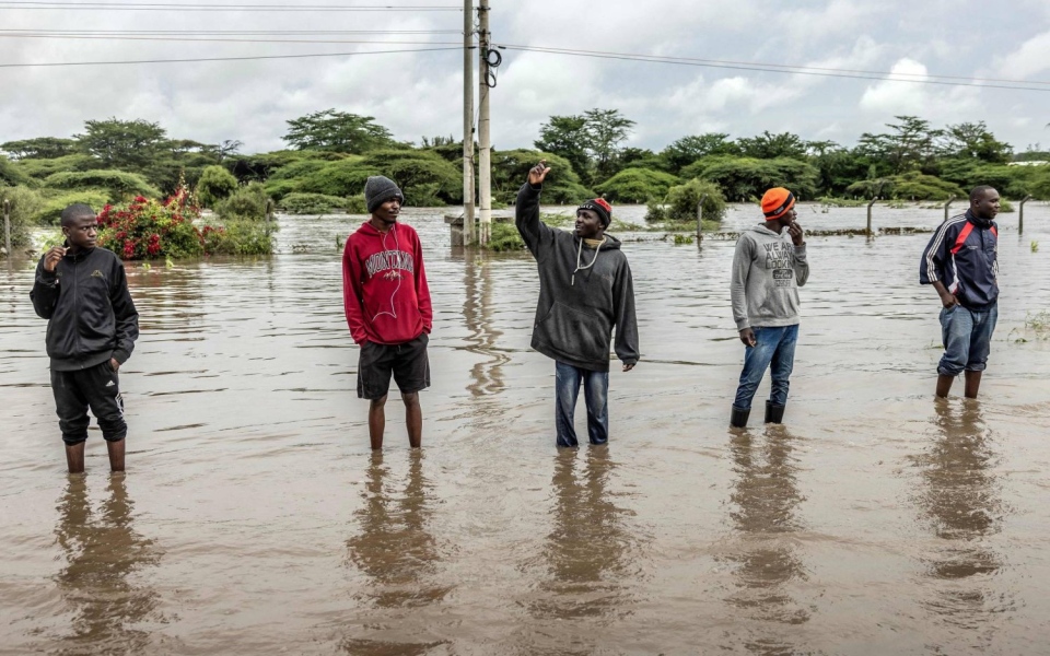 الصورة: الصورة: إعصار يضرب كينيا وتنزانيا وسط فيضانات مدمرة