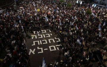 الصورة: الصورة: آلاف الإسرائيليين يتظاهرون مطالبين بإطلاق سراح الرهائن المحتجزين بغزة