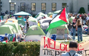 الصورة: الصورة: احتجاجات مؤيدة للفلسطينيين تعطل لفترة وجيزة حفل تخرج بجامعة ميشيغان الأمريكية