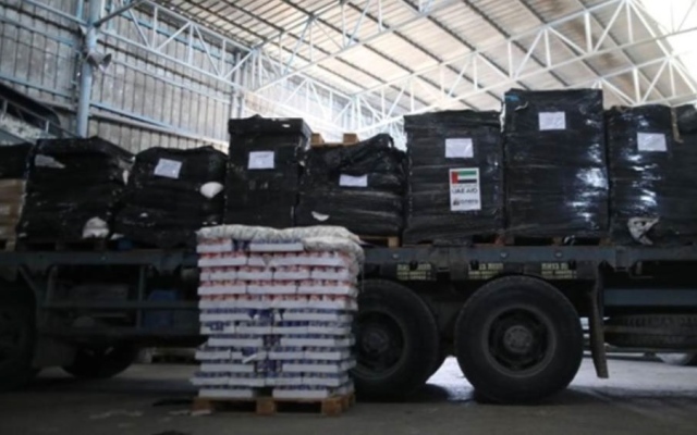 الصورة: الصورة: الإمارات تعلن إيصال 400 طن من المساعدات الغذائية لسكان غزة