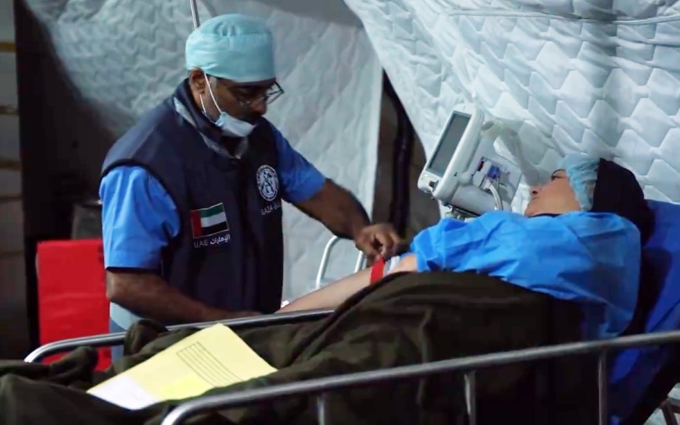 الصورة: الصورة: المستشفى الميداني الإماراتي بغزة يُجري جراحة لمصابة بفقدان شبه تام لحركة يدها اليسرى