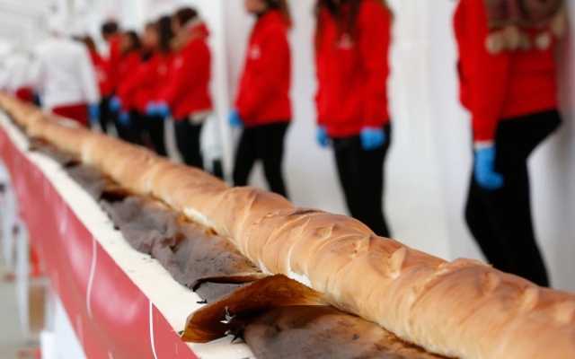 الصورة: الصورة: أطول رغيف خبز في العالم ..140 متراً