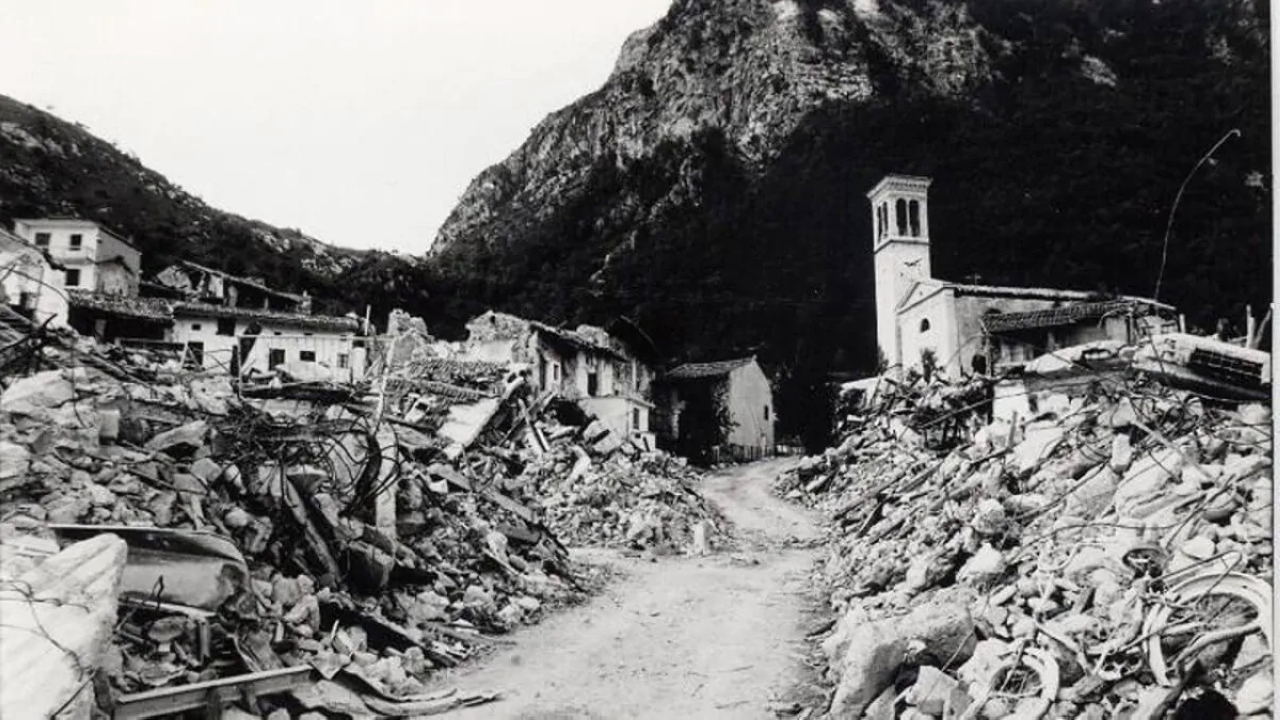 الصورة : 1976 9200 قتيل وأكثر من 70 ألف مشرد بعد زلزال مدمر ضرب إقليم فريولي شمالي إيطاليا.
