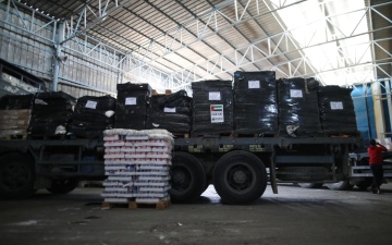 الصورة: الصورة: الإمارات تعلن إيصال 400 طن مساعدات غذائية إلى غزة