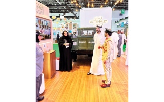 عبدالله بن طوق يطلع على خدمات الأمن السياحي بمنصة شرطة دبي في سوق السفر العربي