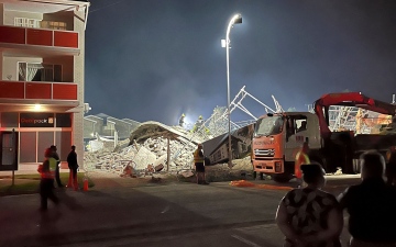 الصورة: الصورة: 48 شخصاً عالقون بعد انهيار مبنى في جنوب إفريقيا