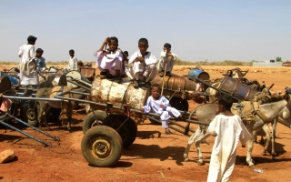 الصورة: الصورة: السودانيون يطالبون طرفي الصراع بـ«اتفاق إنساني»