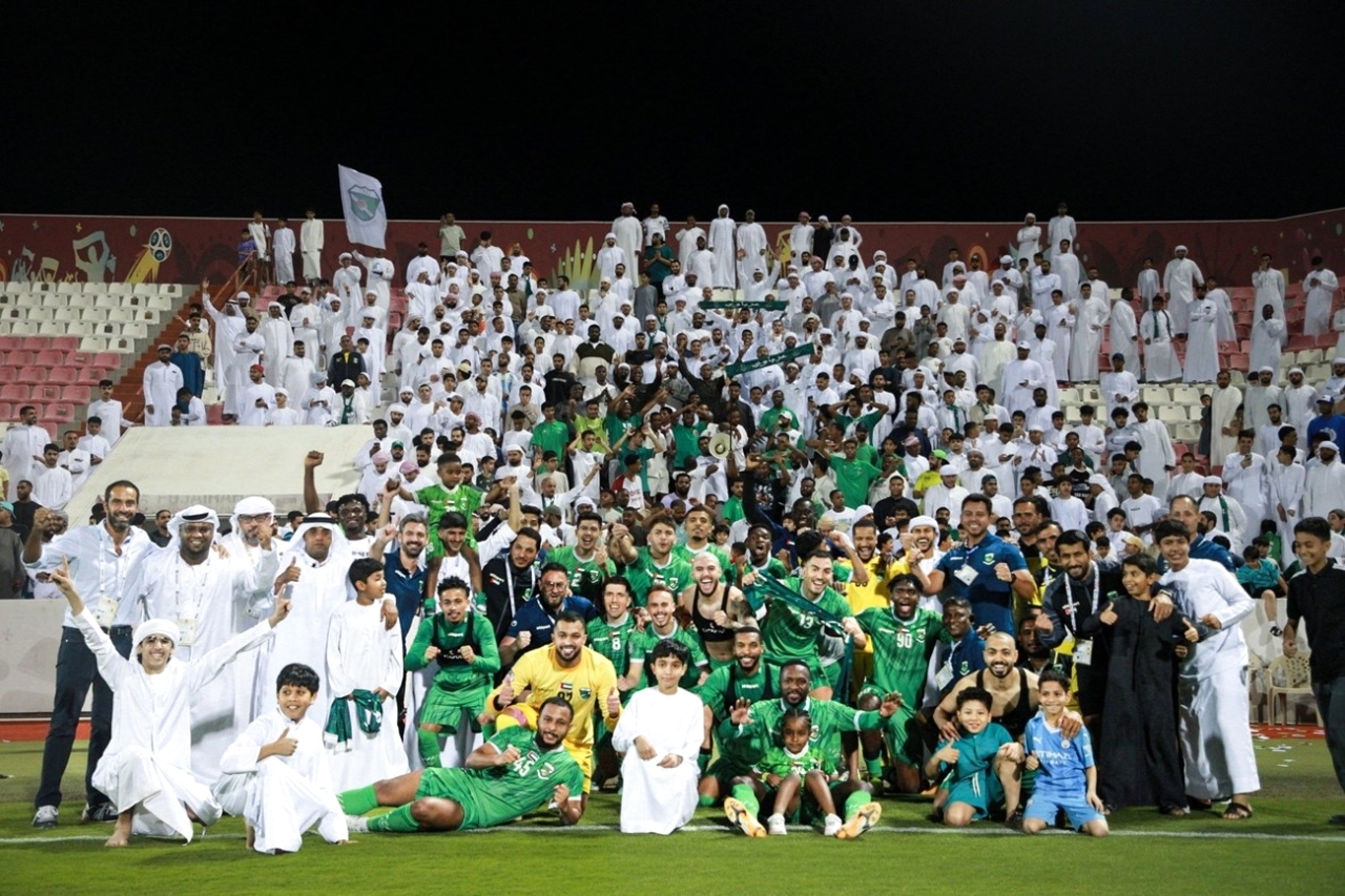 الصورة : لاعبو العروبة يحتفلون مع جماهير الفريق بالتأهل إلى دوري المحترفين | تصوير: زيشان أحمد