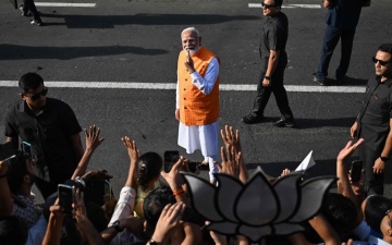 الصورة: الصورة: رئيس الوزراء الهندي يدلي بصوته في الانتخابات العامة