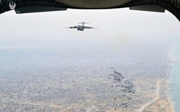 الصورة: الصورة: طيور الخير تنفذ الإسقاط الجوي الـ 49 للمساعدات الإنسانية والإغاثية على شمال غزة