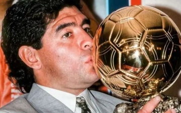 الصورة: الصورة: عرض الكرة الذهبية لمارادونا في كأس العالم 1986 للبيع في مزاد