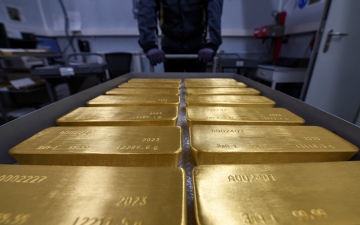الصورة: الصورة: تراجع الذهب مع ترقب خفض أسعار الفائدة الأمريكية