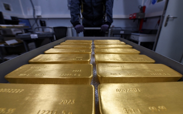 الصورة: الصورة: تراجع الذهب مع ترقب خفض أسعار الفائدة الأمريكية