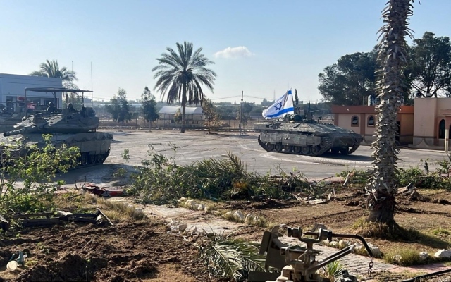 الصورة: الصورة: مفاوضات في القاهرة ودبابات إسرائيل على معبر رفح