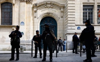 الصورة: الصورة: الشرطة الفرنسية تخلي قاعة في جامعة السوربون احتلها محتجون مؤيدون لغزة