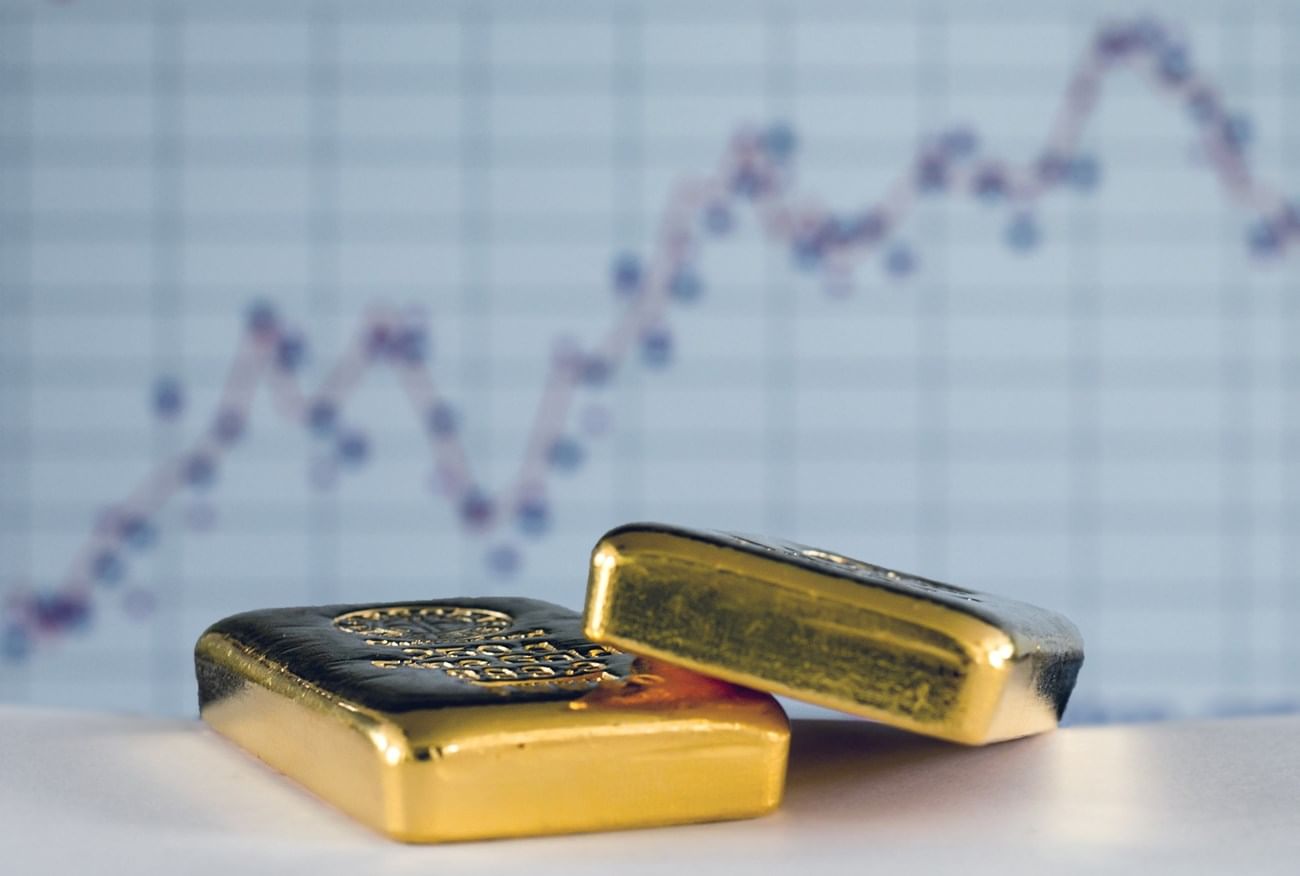 الذهب يتراجع وسط ارتفاع الدولار وتقييم المتعاملين لموعد خفض الفائدة
