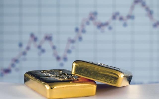 الصورة: الصورة: الذهب يتراجع وسط ارتفاع الدولار وتقييم المتعاملين لموعد خفض الفائدة