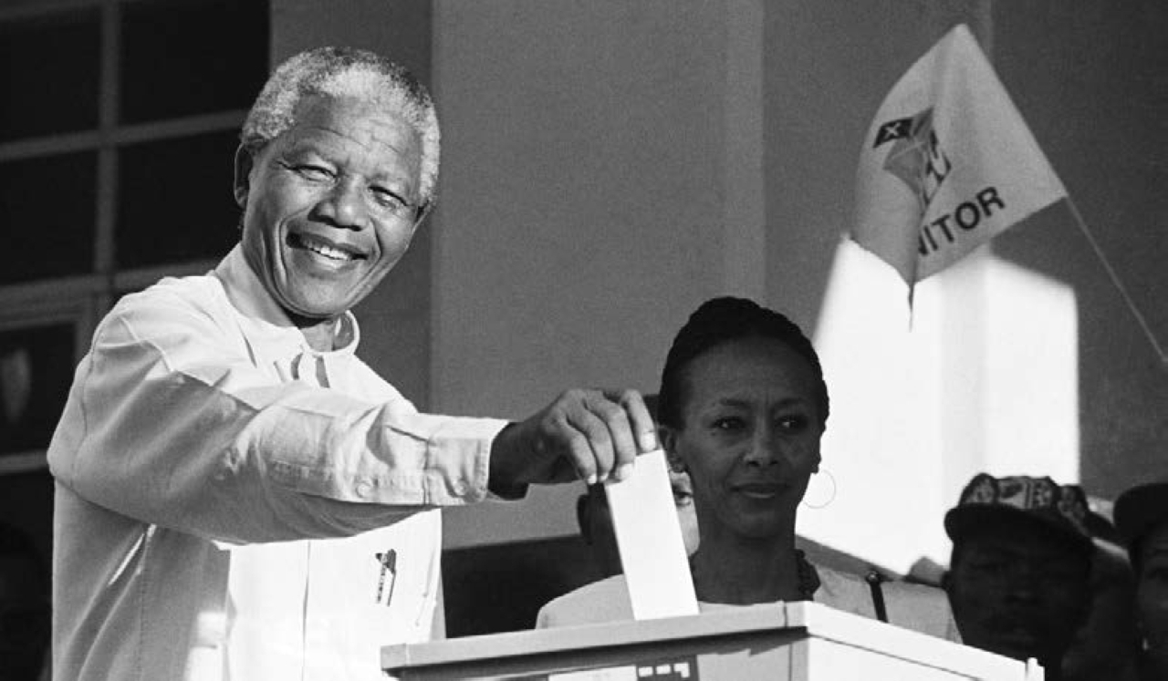 الصورة : 1994 نيلسون مانديلا يصبح أول رئيس أفريقي لجنوب أفريقيا في أول انتخابات عامة متعددة الأعراق.