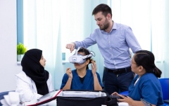 الصورة: الصورة: «دبي الصحية» تعزز تجربة المرضى عبر تقنيات الواقع الافتراضي