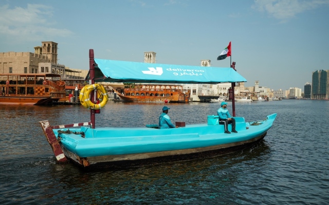 الصورة: الصورة: ديليفرو توصل طلباً حصرياً على متن قارب العبرة في خور دبي