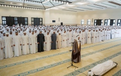 الصورة: الصورة: الشيوخ يؤدون صلاة الجنازة على جثمان هزاع بن سلطان بن زايد