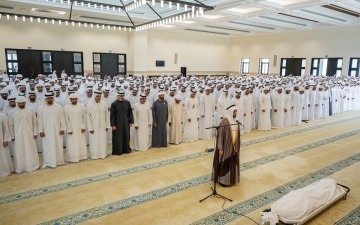 الصورة: الصورة: الشيوخ يؤدون صلاة الجنازة على جثمان هزاع بن سلطان بن زايد