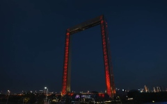 الصورة: الصورة: الإمارات.. إضاءة أبرز المعالم السياحية باللون الأحمر تضامنا مع مرضى الثلاسيميا