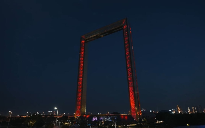 الصورة: الصورة: الإمارات.. إضاءة أبرز المعالم السياحية باللون الأحمر تضامنا مع مرضى الثلاسيميا