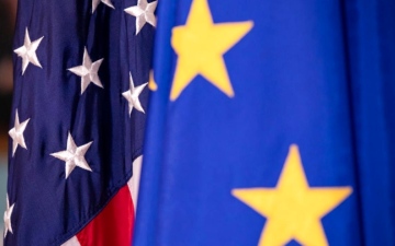 الصورة: الصورة: حان وقت تباين خفض أسعار الفائدة بين الاتحاد الأوروبي وأمريكا