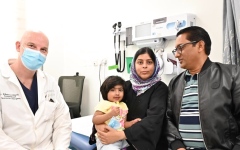 الصورة: الصورة: مستشفى «توام» ينجح في استئصال ورم نادر لطفلة