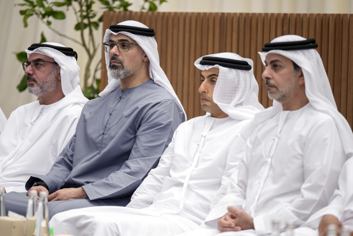 الصورة : خالد بن محمد وعمر وخالد بن زايد ومحمد بن خليفة خلال مجلس العزاء