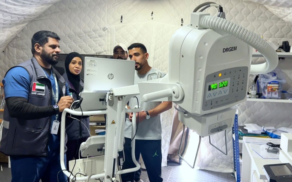 الصورة: الصورة: «الفارس الشهم3» تُسلم وزارة الصحة في قطاع غزة سيارة إسعاف وجهاز أشعة