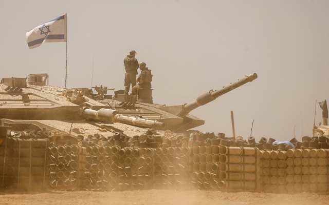 الصورة: الصورة: الجيش الإسرائيلي يؤكد إطلاق 4 صواريخ على كرم أبو سالم