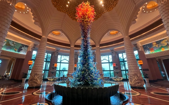 الصورة: الصورة: دبي تحتض «أربعة عقود من الأعمال المبدعة» لشيهولي