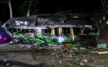 الصورة: الصورة: 11 قتيلاً في حادثة تحطم حافلة في إندونيسيا