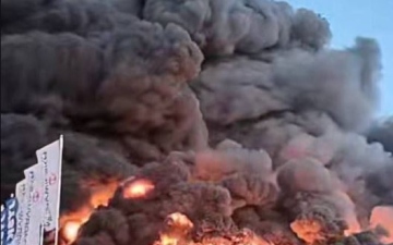 الصورة: الصورة: حريق ضخم في مركز للتسوق بالعاصمة البولندية وارسو يضم 1400 متجر