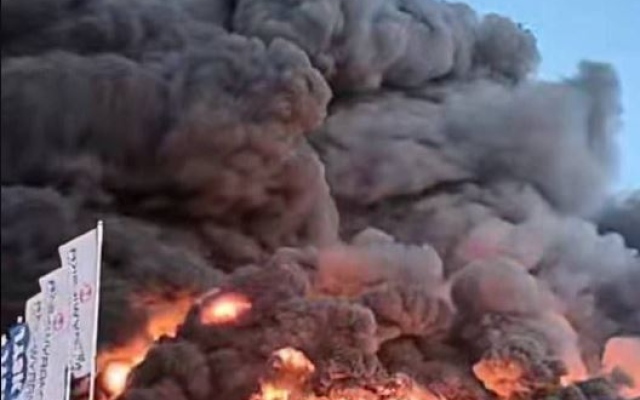 الصورة: الصورة: حريق ضخم في مركز للتسوق بالعاصمة البولندية وارسو يضم 1400 متجر