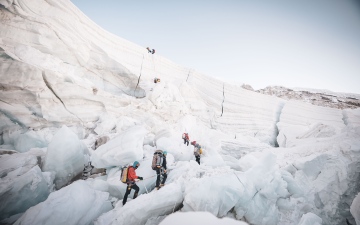 الصورة: الصورة: متسلقان يحطمان الرقم القياسي لصعود جبل إيفرست