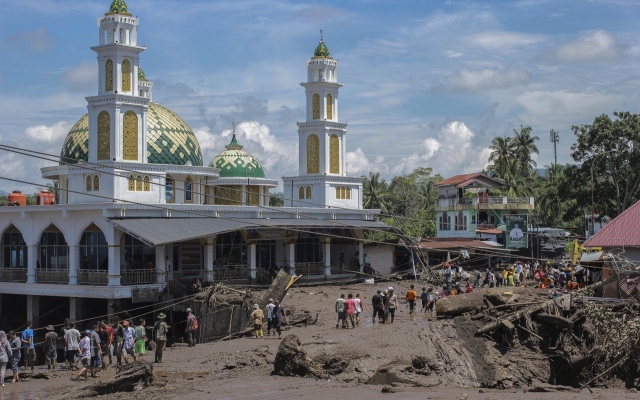الصورة: الصورة: سيول وحمم بركانية تضرب جزيرة سومطرة في إندونيسيا