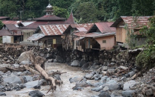 41 قتيلا و17 مفقودا جراء فيضانات وتدفق حمم بركانية باردة في سومطرة الإندونيسية