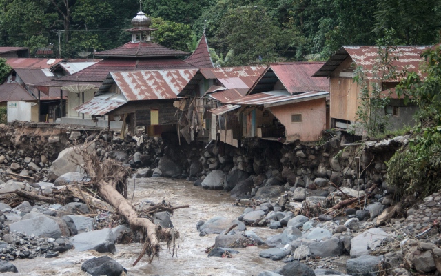 الصورة: الصورة: 41 قتيلا و17 مفقودا جراء فيضانات وتدفق حمم بركانية باردة في سومطرة الإندونيسية