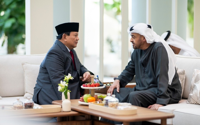 الصورة: الصورة: رئيس الدولة يبحث علاقات التعاون مع وزير الدفاع الإندونيسي ويمنحه "وسام زايد"
