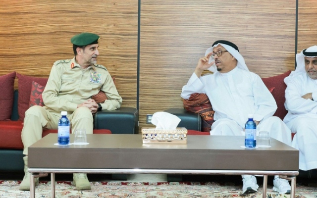 الصورة: الصورة: ضاحي خلفان يستقبل القائد العام لشرطة دبي