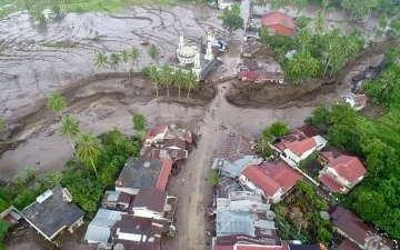 الصورة: الصورة: ارتفاع حصيلة الفيضانات والحمم البركانية الباردة في سومطرة إلى 50 قتيلا و27 مفقودا