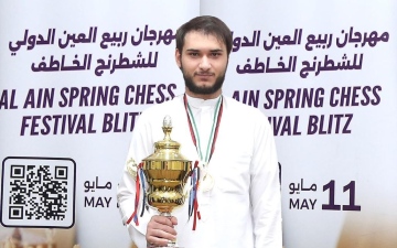 الصورة: الصورة: عبد العزيز الشامسي يحرز كأس مهرجان ربيع العين للشطرنج
