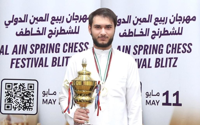 الصورة: الصورة: عبد العزيز الشامسي يحرز كأس مهرجان ربيع العين للشطرنج