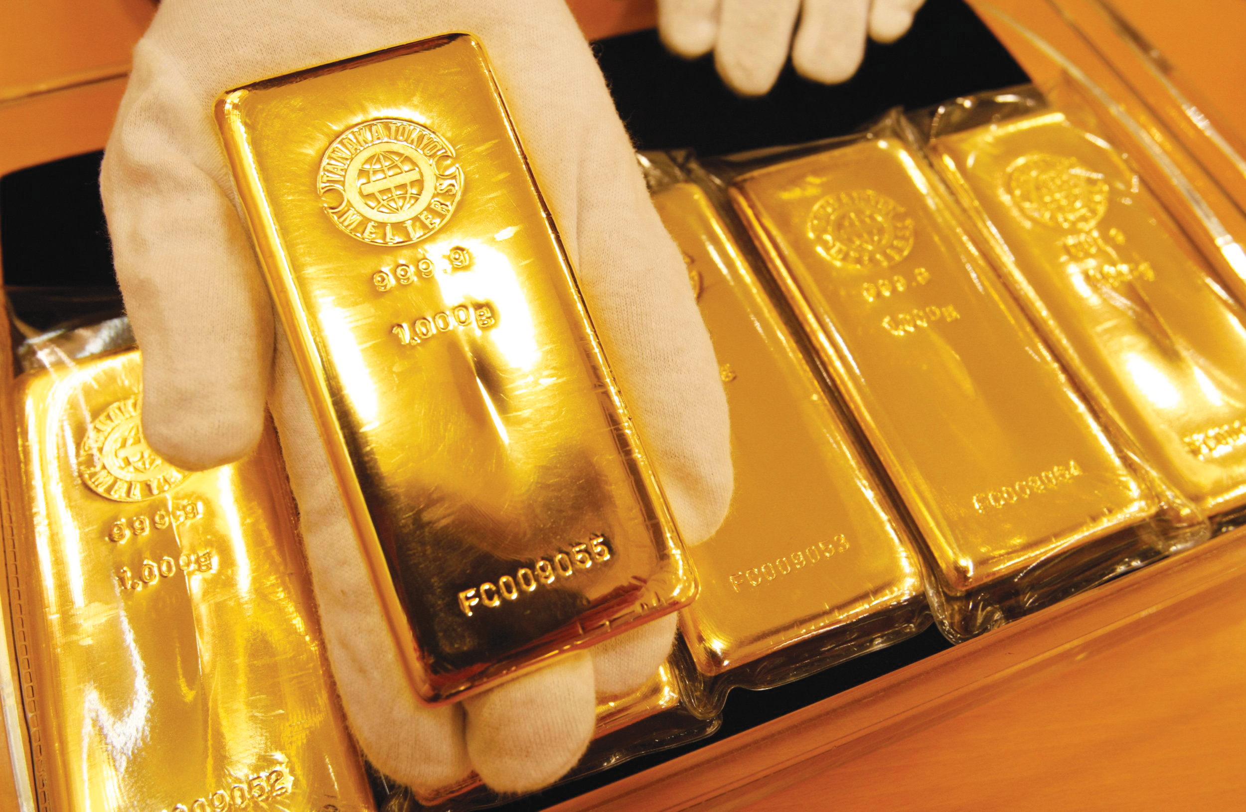 الذهب يرتفع والبلاتين قرب أعلى ذروة خلال عام