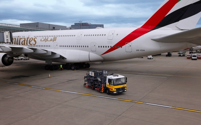 الصورة: الصورة: طيران الإمارات تبدأ استخدام وقود مستدام لرحلاتها من مطار لندن هيثرو