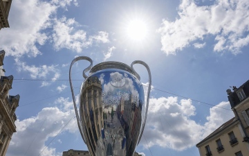 الصورة: الصورة: عرض كأس دوري أبطال أوروبا في لندن قبل موقعة ويمبلي